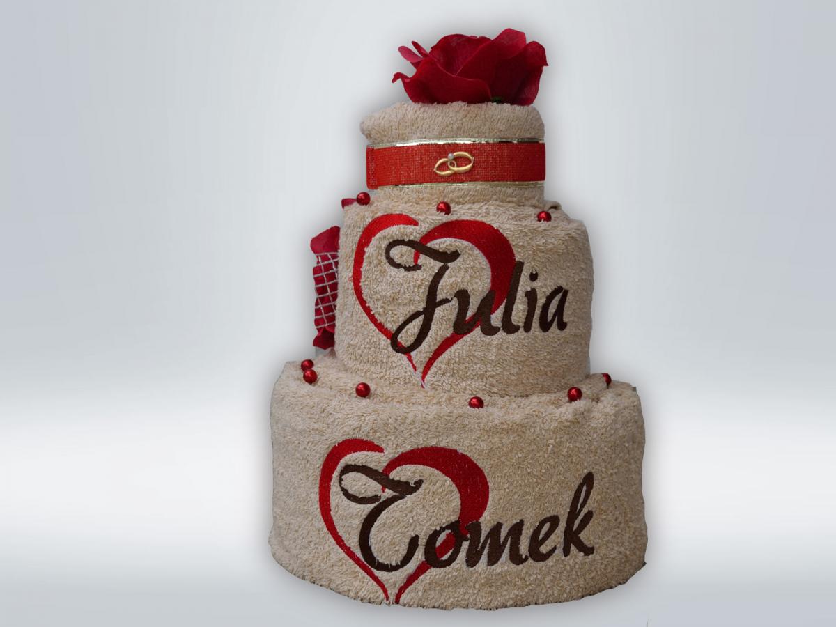 Tort z ręczników z wyhaftowanymi imionami