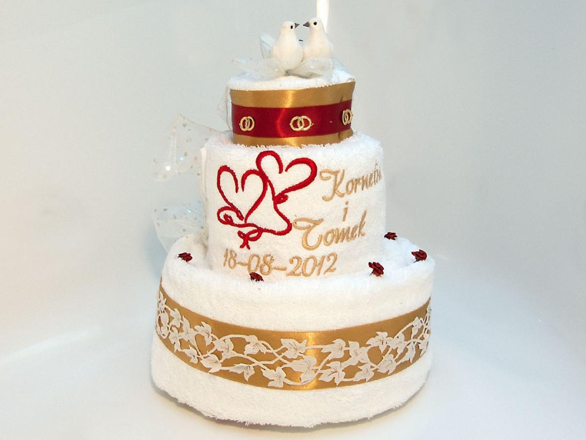 Kremowy tort z haftem
