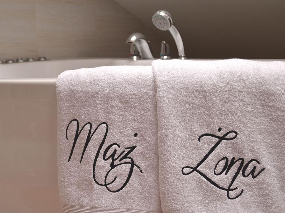 Białe ręczniki dla małżeństwa. Haft wykonany czarną nitką