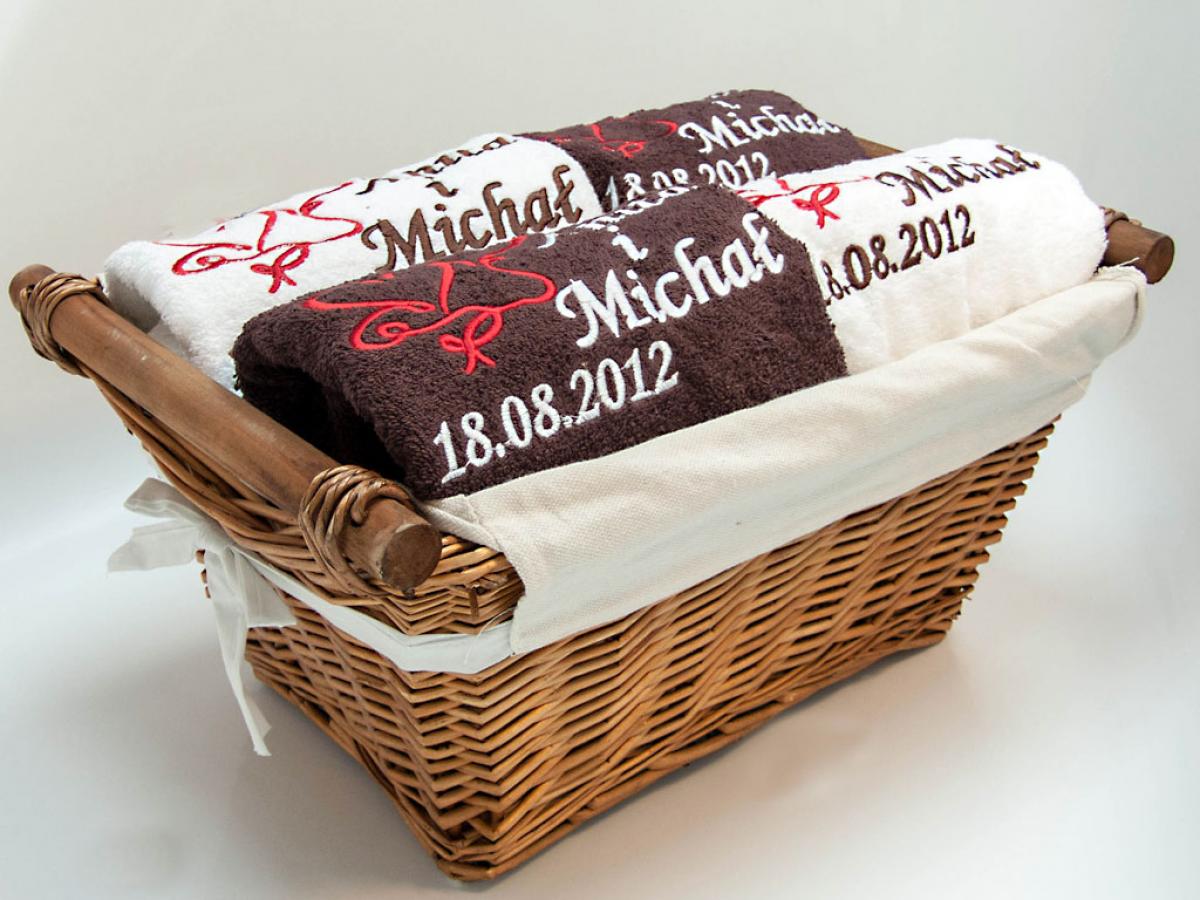 4 ręczniki z haftem w koszu . Prezent z okazji ślubu