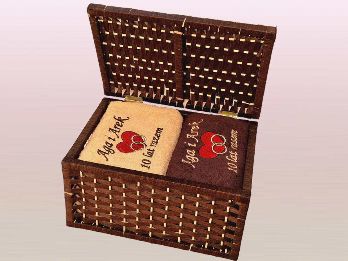 Prezent z okazji 10 rocznicy ślubu z wyhaftowanymi imionami