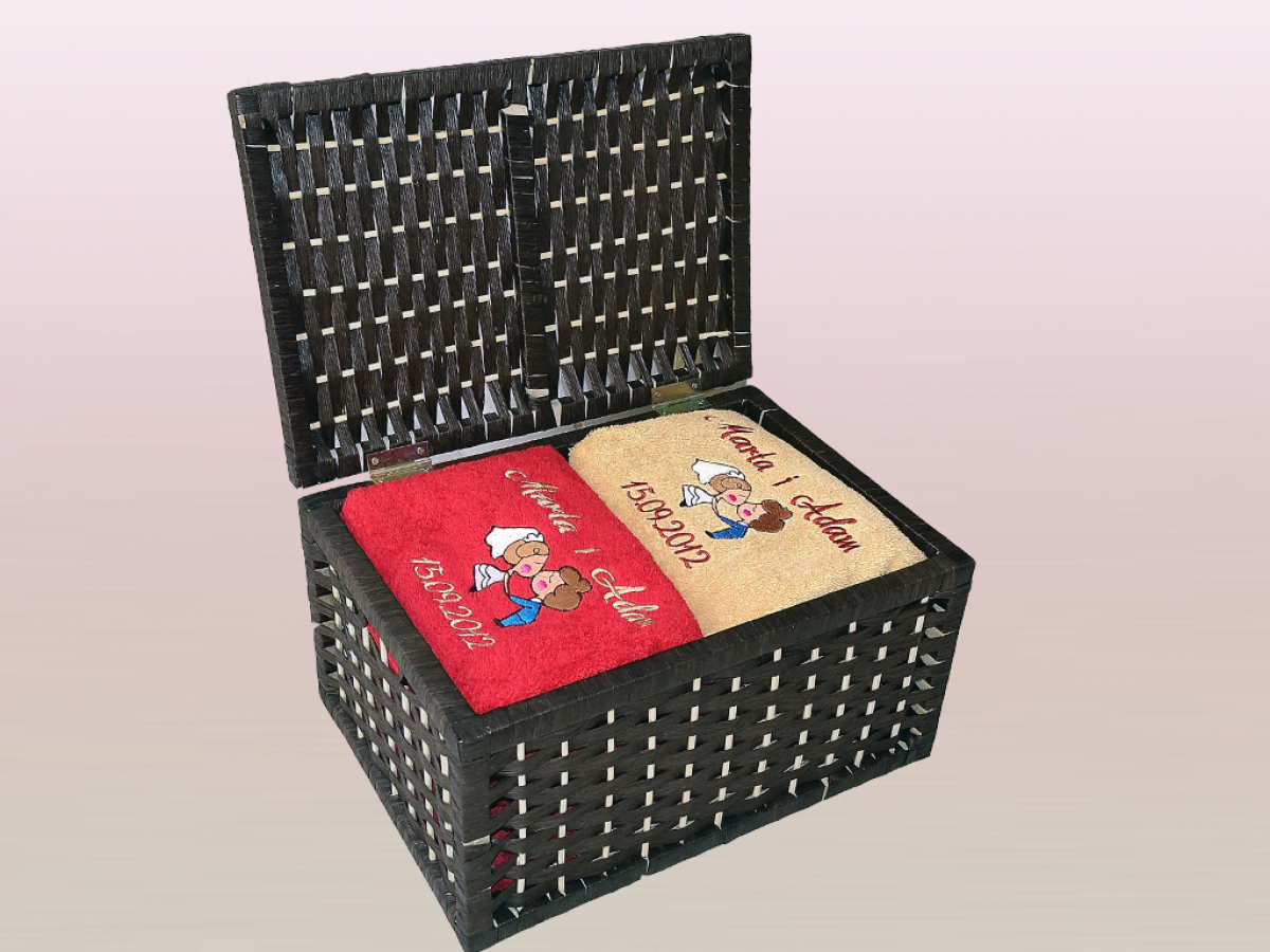 Prezent z okazji ślubu. Beżowy i czerwony ręcznik z haftem