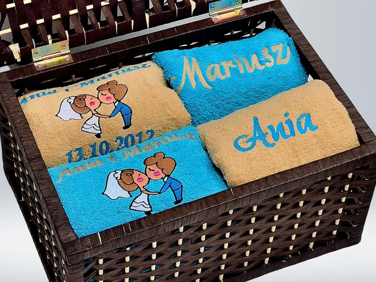 Prezent z okazji ślubu. Wyhaftowane imiona nowożeńców, data ślubu oraz wzór całującej się pary młodej.