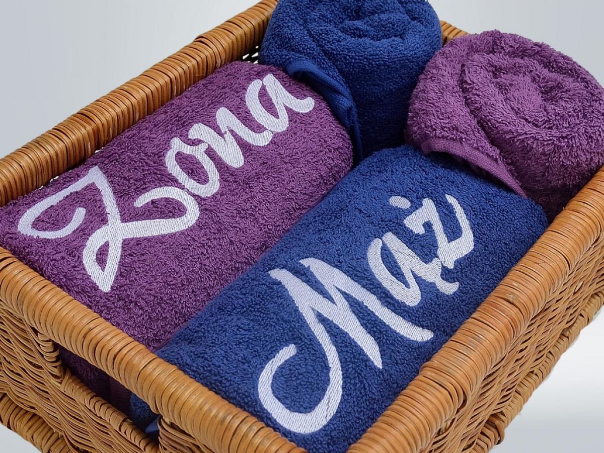 Niebieski i fioletowy zestaw w koszu