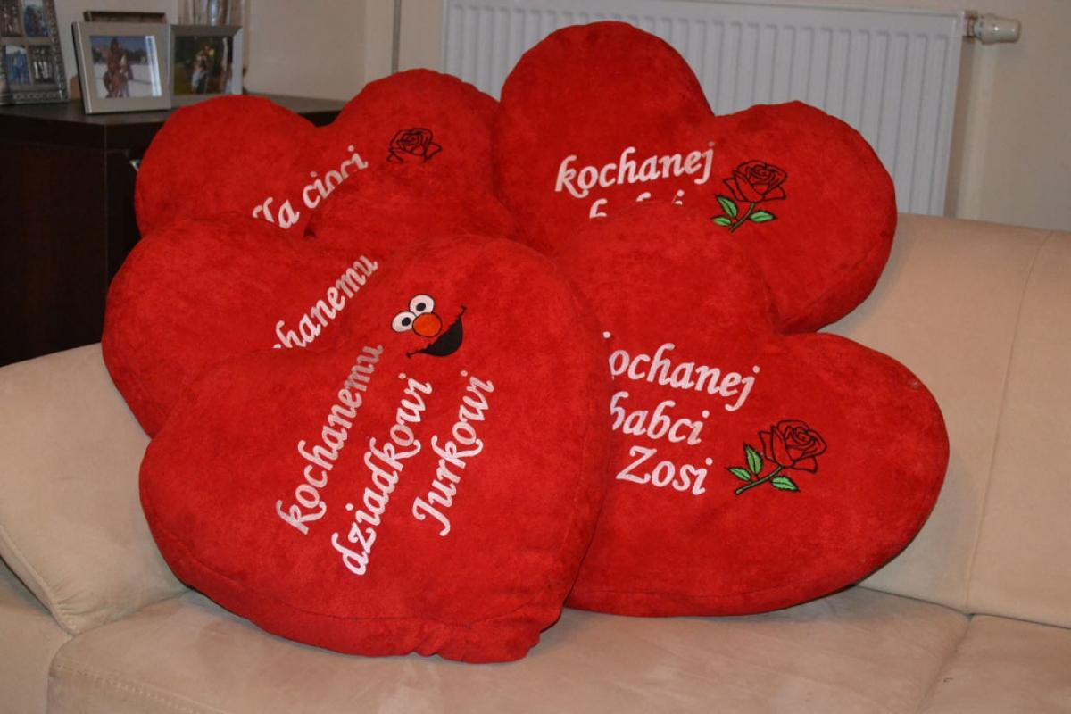 Walentynkowe poduszki w kształcie serca z haftem
