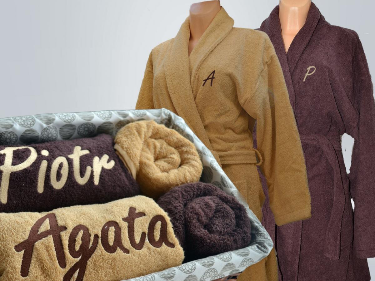 Ręczniki z imionami w zestawie ze szlafrokami. Na szlafrokach wyhaftowane pierwsze litery imion