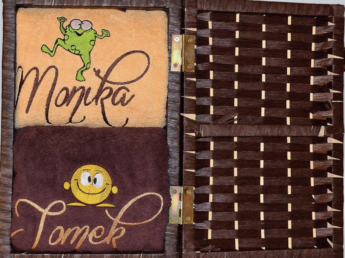 Beżowy i brązowy ręcznik w koszu