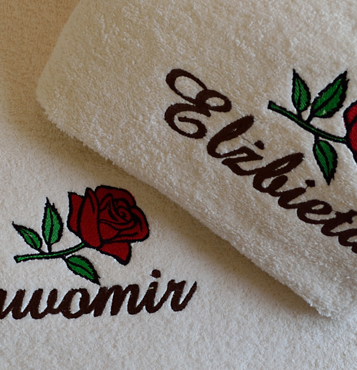 Ręczniki dla pary z wyhaftowanymi różami