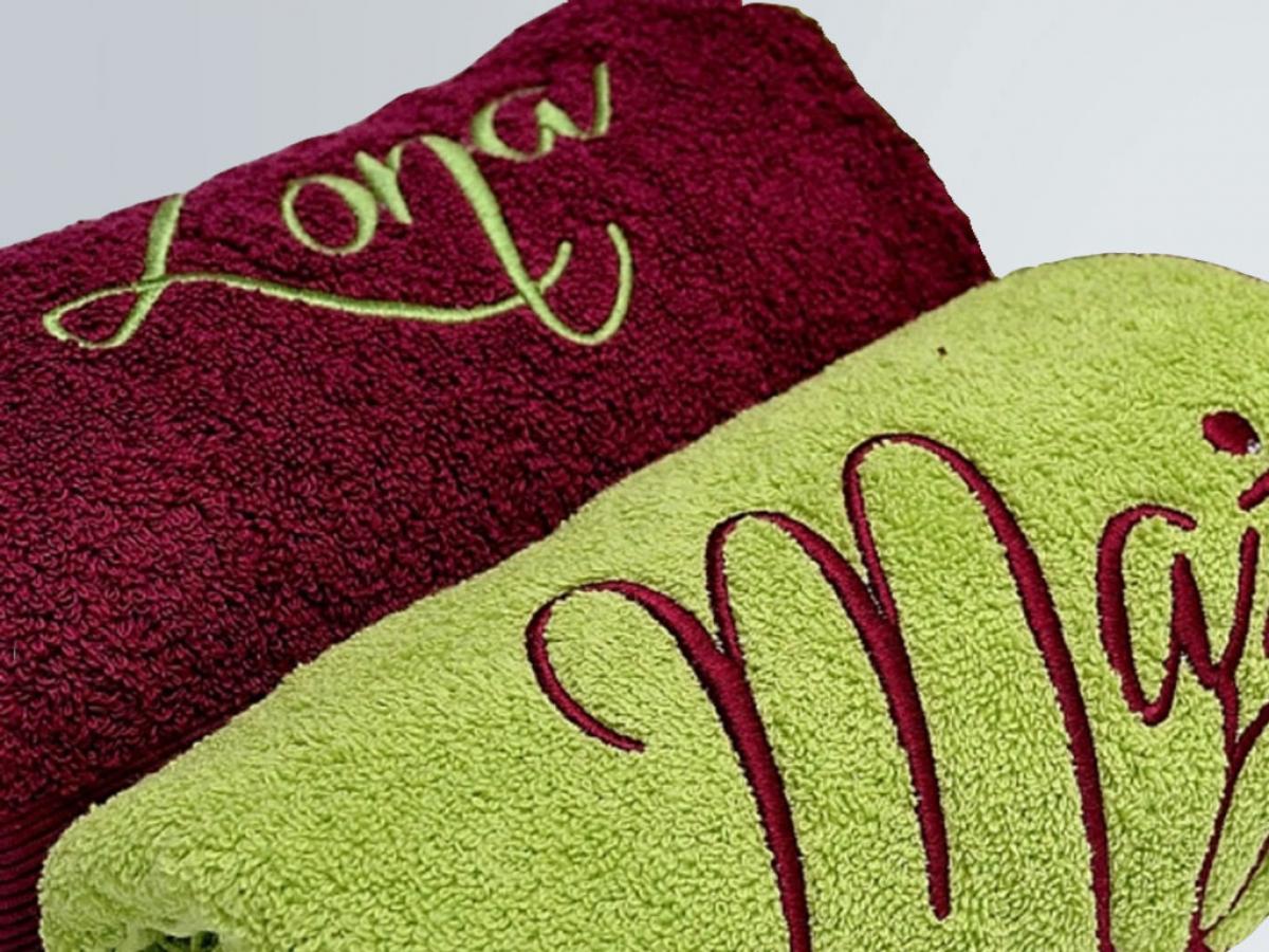 Śliwkowy i pistacjowy ręcznik z haftem mąż i żona. Prezent z okazji rocznicy ślubu