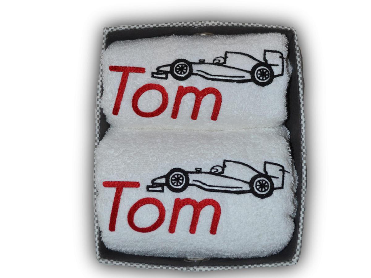 Białe ręczniki z wyhaftowanym samochodem i imieniem