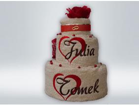 Tort z ręczników z wyhaftowanymi imionami