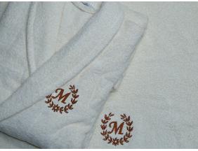 Szlafrok i ręczniki z wyhaftowanymi monogramami