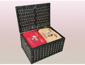 Prezent z okazji ślubu. Beżowy i czerwony ręcznik z haftem