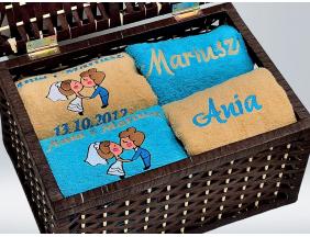 Prezent z okazji ślubu. Wyhaftowane imiona nowożeńców, data ślubu oraz wzór całującej się pary młodej.