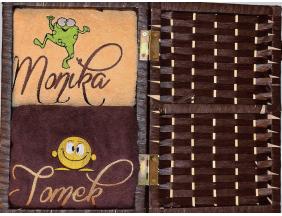 Beżowy i brązowy ręcznik w koszu