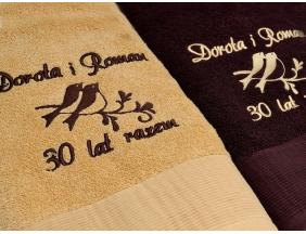 Brązowy i bezowy ręcznik z wyhaftowanymi słowikami i imionami. Prezent z okazji rocznicy ślubu