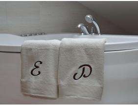 Ręczniki kremowe z wyhaftowanymi pierwszymi literami imion. Prezent na parapetówkę