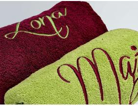 Śliwkowy i pistacjowy ręcznik z haftem mąż i żona. Prezent z okazji rocznicy ślubu