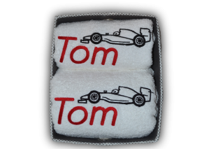 Białe ręczniki z wyhaftowanym samochodem i imieniem